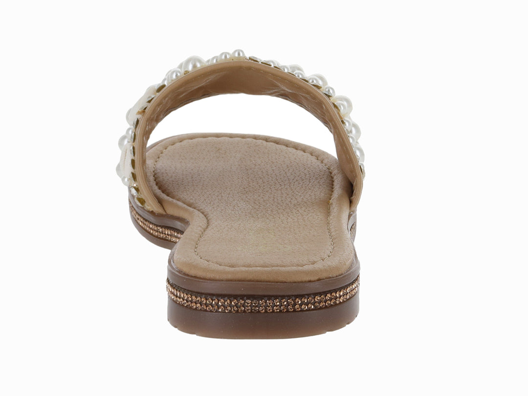 Sandalia color beige con detalles de perlas y una concha marina en la banda superior.