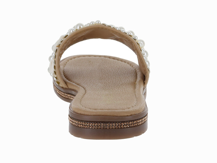 Sandalia color beige con detalles de perlas y una concha marina en la banda superior.