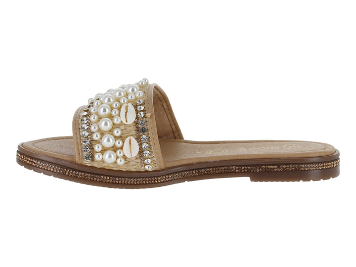 Sandalia color beige con detalles de perlas y una concha marina en la banda superior.