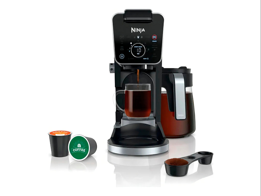 Cafetera Ninja Dual de goteo y cápsula en color negro con jarra de vidrio y accesorios.