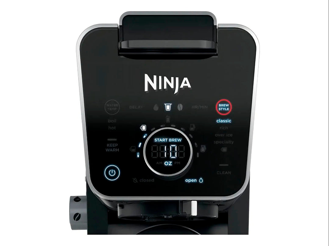 Cafetera Ninja Dual de goteo y cápsula en color negro con jarra de vidrio y accesorios.