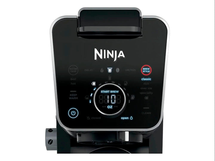 Cafetera Ninja Dual de goteo y cápsula en color negro con jarra de vidrio y accesorios.