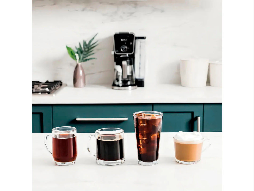 Cafetera Ninja Dual de goteo y cápsula en color negro con jarra de vidrio y accesorios.