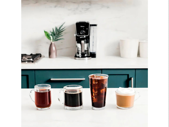 Cafetera Ninja Dual de goteo y cápsula en color negro con jarra de vidrio y accesorios.