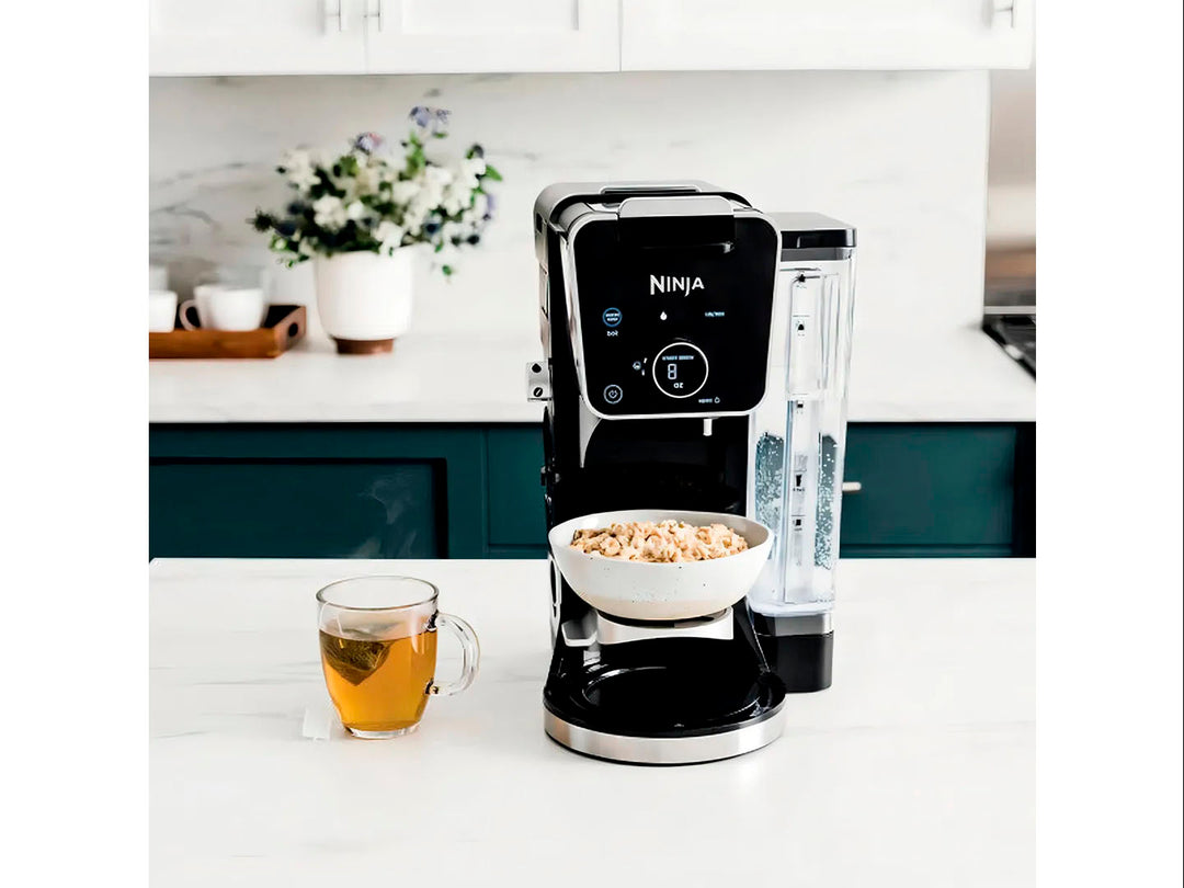 Cafetera Ninja Dual de goteo y cápsula en color negro con jarra de vidrio y accesorios.