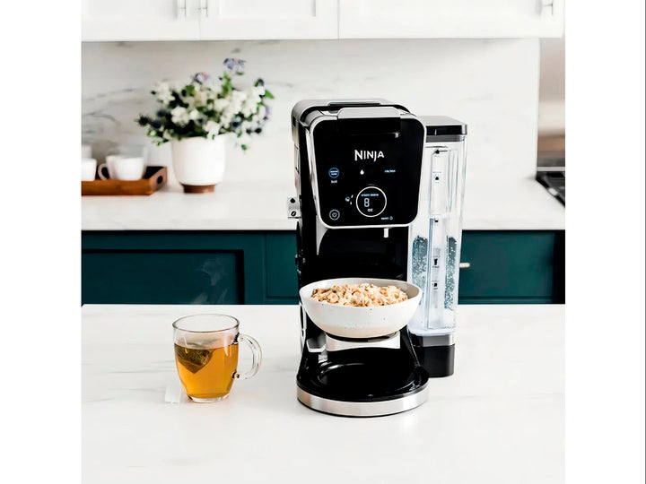 Cafetera Ninja Dual de goteo y cápsula en color negro con jarra de vidrio y accesorios.