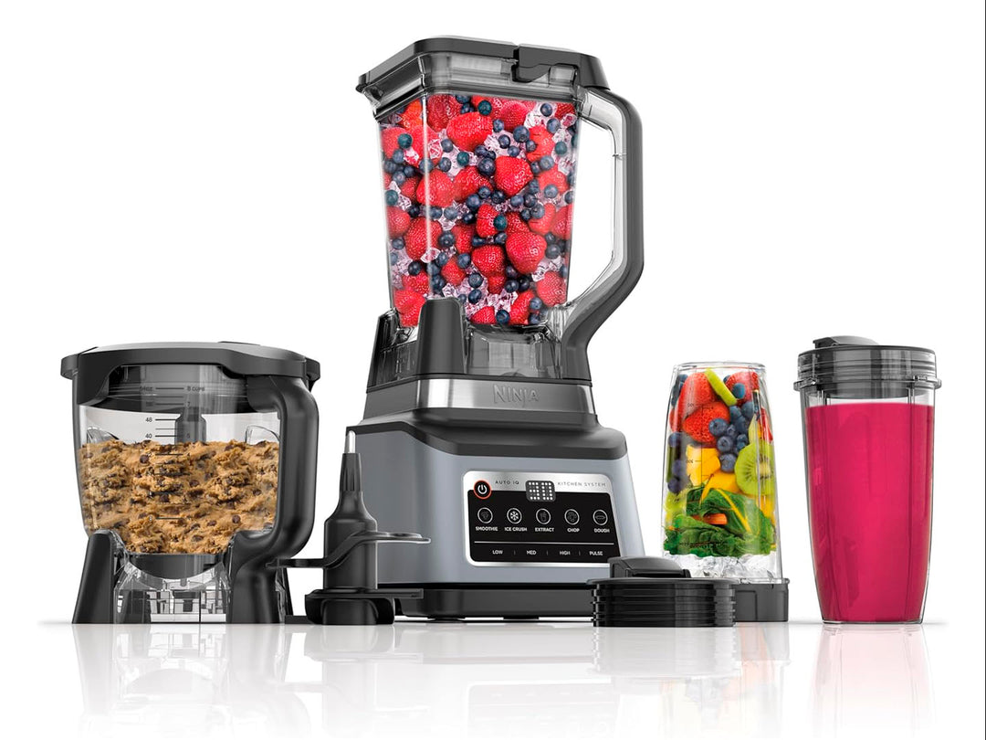 Set de licuadora profesional y procesador de alimentos Ninja en color negro con diversos accesorios y vasos.