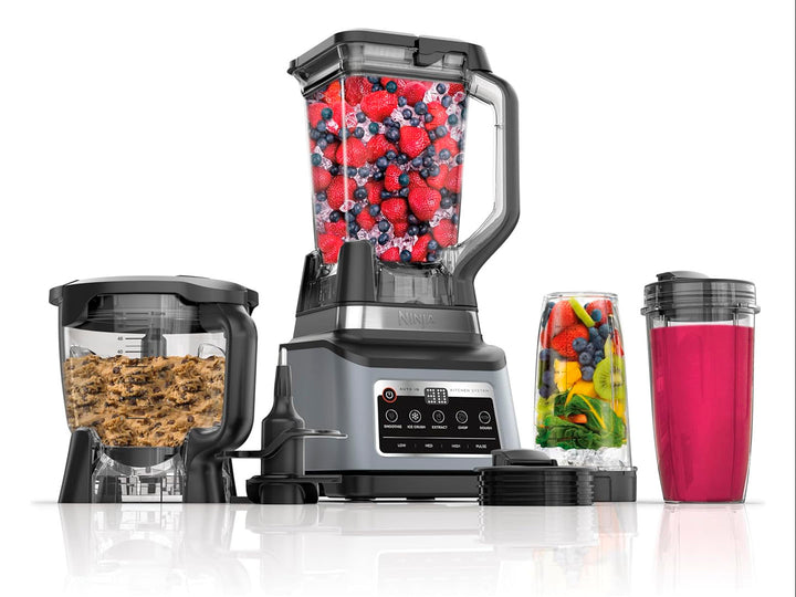 Set de licuadora profesional y procesador de alimentos Ninja en color negro con diversos accesorios y vasos.