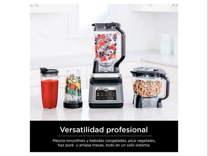 Set de licuadora profesional y procesador de alimentos Ninja en color negro con diversos accesorios y vasos.