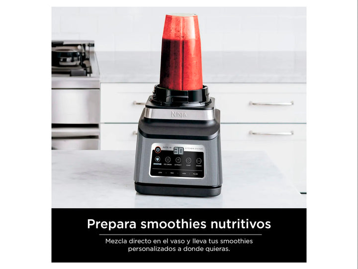 Set de licuadora profesional y procesador de alimentos Ninja en color negro con diversos accesorios y vasos.