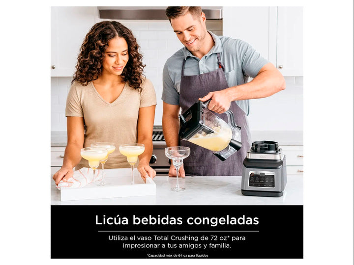 Set de licuadora profesional y procesador de alimentos Ninja en color negro con diversos accesorios y vasos.