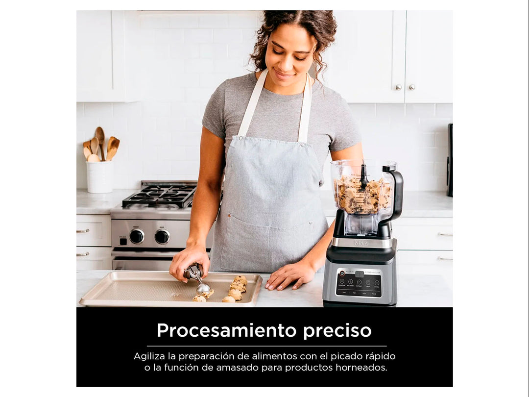 Set de licuadora profesional y procesador de alimentos Ninja en color negro con diversos accesorios y vasos.