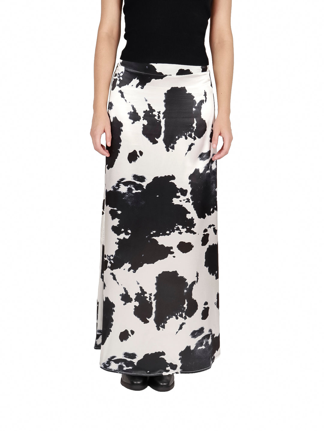 Falda larga satinada con estampado de vaca en colores blanco y negro.