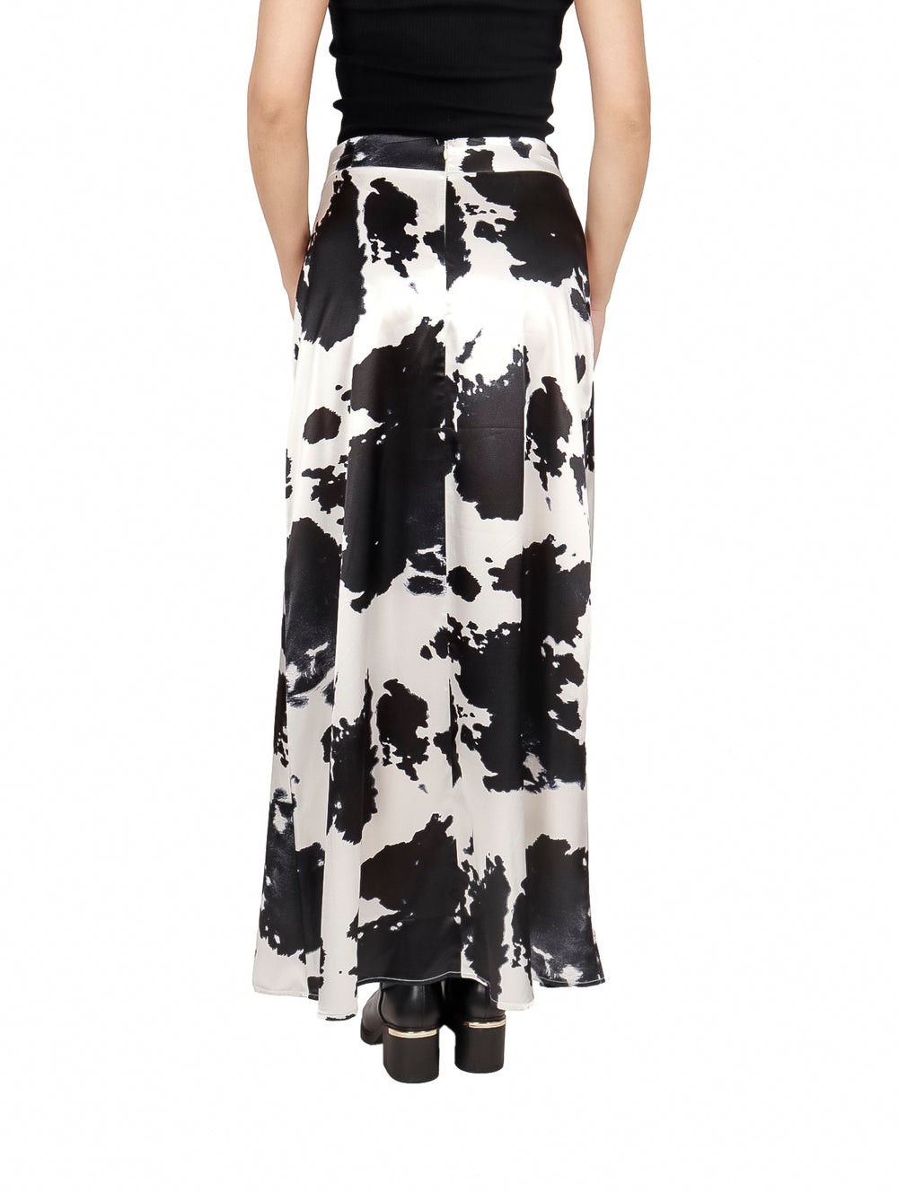 Falda larga satinada con estampado de vaca en colores blanco y negro.
