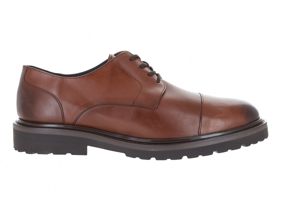 Zapato Gino Cherruti color café de cuero con suela gruesa negra y cordones.