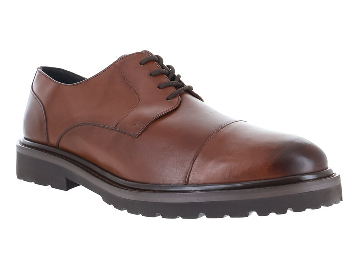 Zapato Gino Cherruti color café de cuero con suela gruesa negra y cordones.