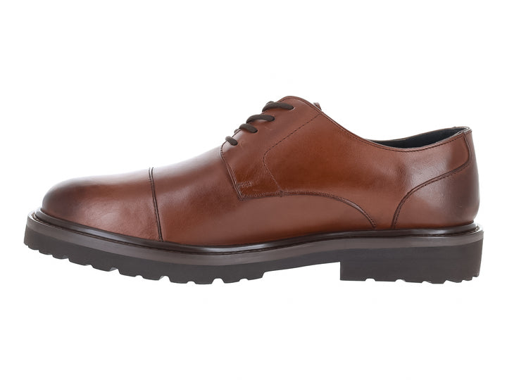 Zapato Gino Cherruti color café de cuero con suela gruesa negra y cordones.