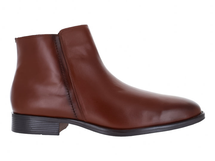 Bota de vestir color caoba con suela negra y acabado liso.