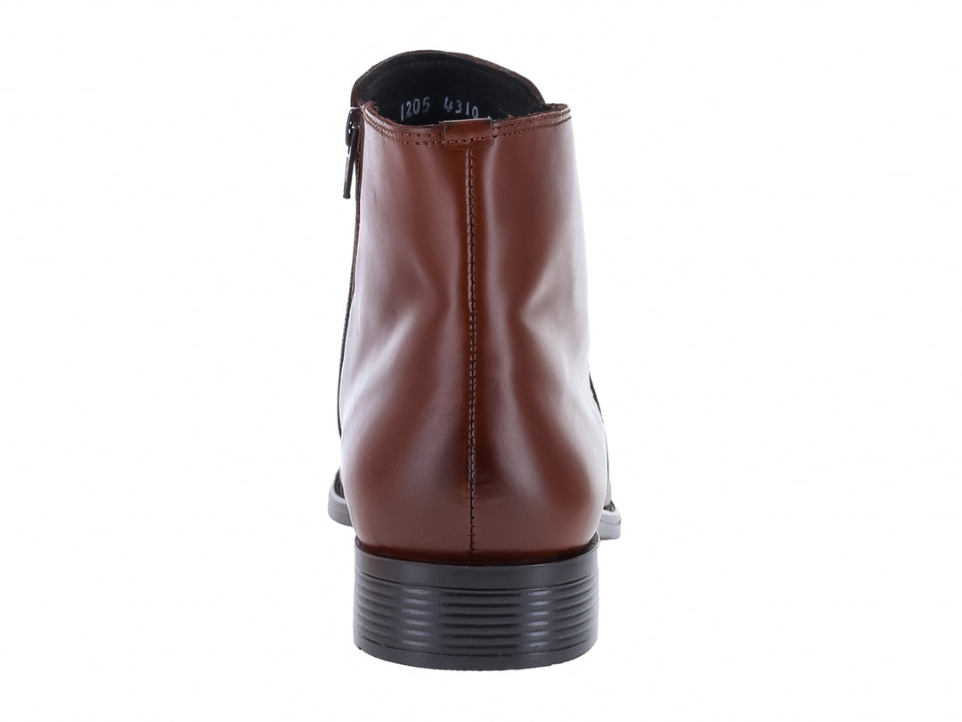 Bota de vestir color caoba con suela negra y acabado liso.