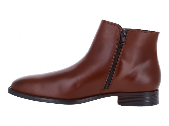 Bota de vestir color caoba con suela negra y acabado liso.