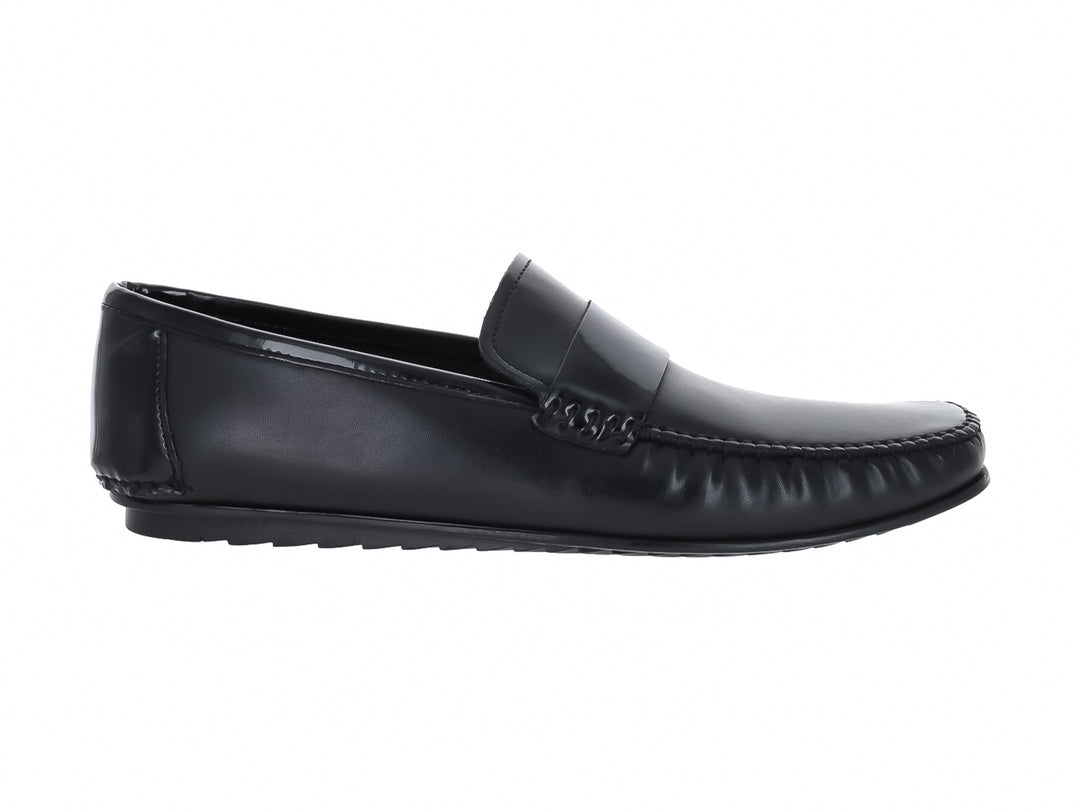 Zapato mocasín de hombre en color negro con acabado brillante tipo charol.