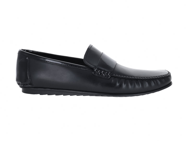 Zapato mocasín de hombre en color negro con acabado brillante tipo charol.
