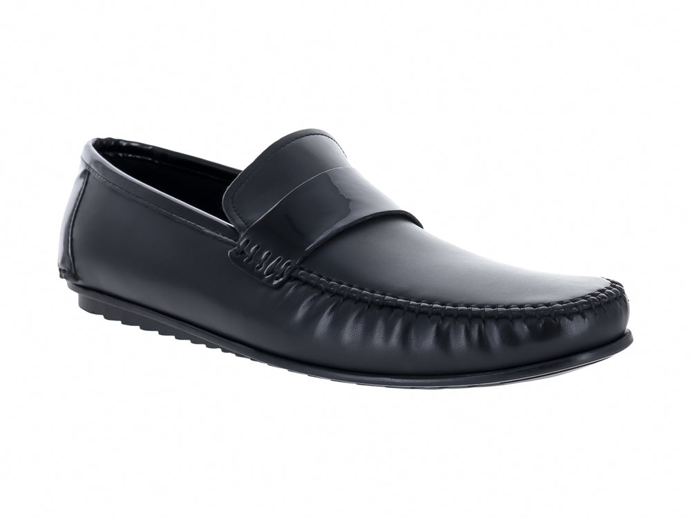 Zapato mocasín de hombre en color negro con acabado brillante tipo charol.