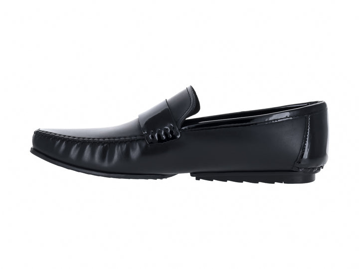 Zapato mocasín de hombre en color negro con acabado brillante tipo charol.