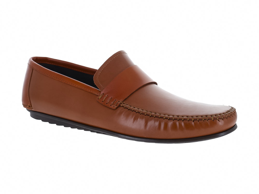 Zapato tipo mocasín de cuero color miel con suela negra para hombre.