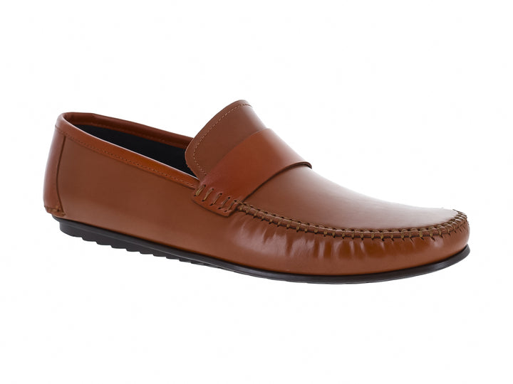 Zapato tipo mocasín de cuero color miel con suela negra para hombre.