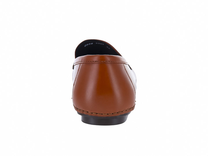 Zapato tipo mocasín de cuero color miel con suela negra para hombre.
