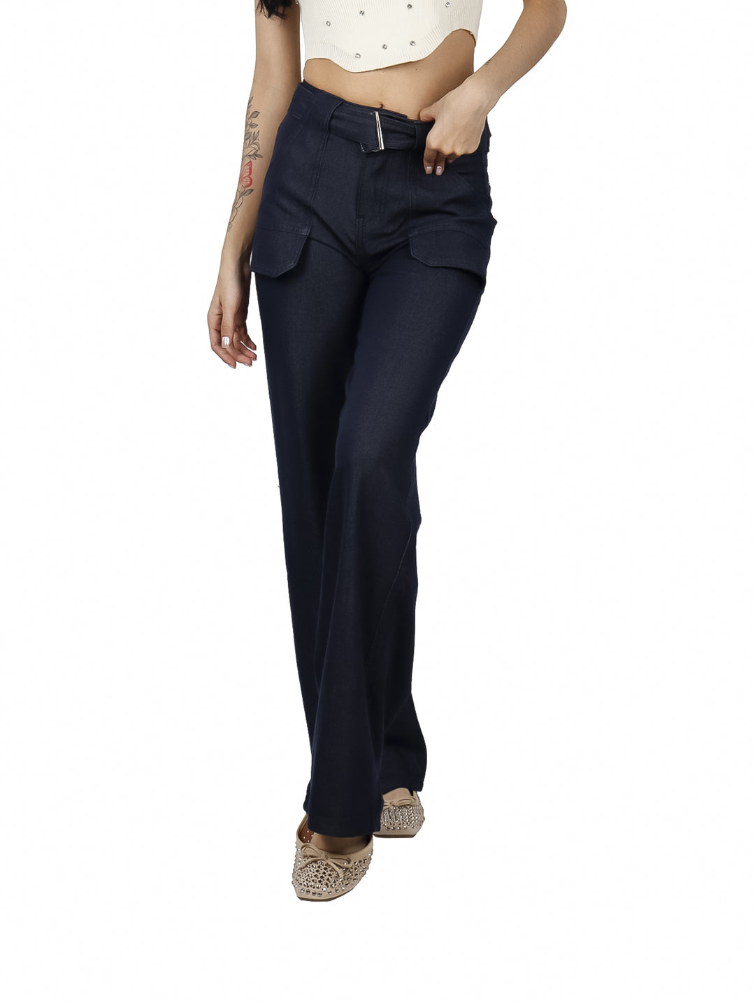 Pantalones azul marino de pierna ancha con bolsillos laterales y talle alto.