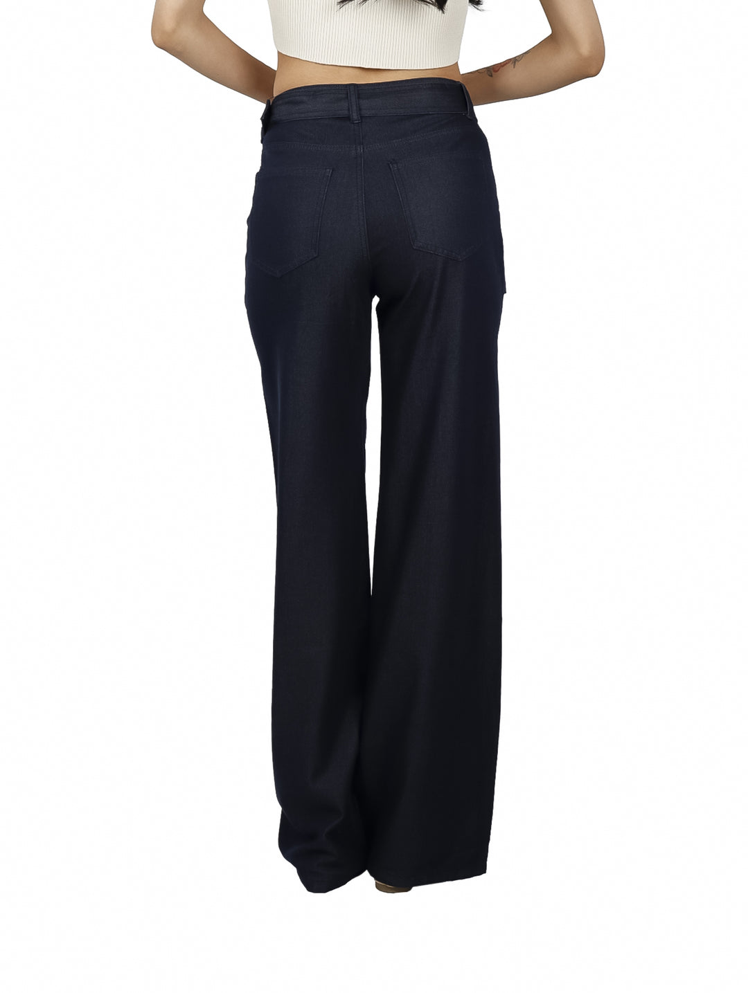 Pantalones azul marino de pierna ancha con bolsillos laterales y talle alto.