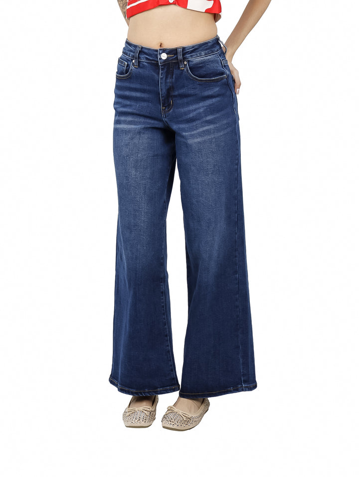 Pantalón de mezclilla azul oscuro con corte pata de elefante para mujer.
