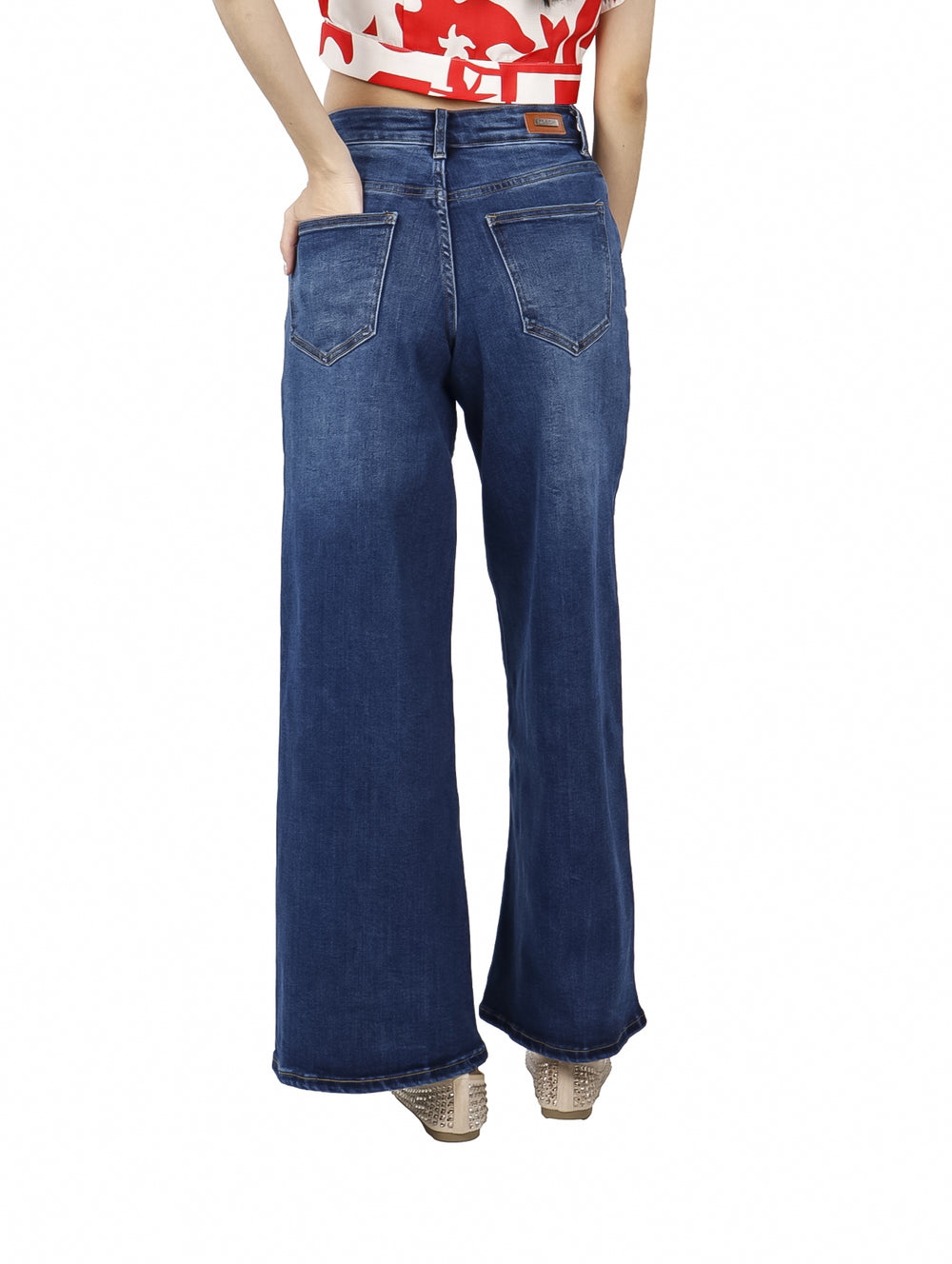 Pantalón de mezclilla azul oscuro con corte pata de elefante para mujer.