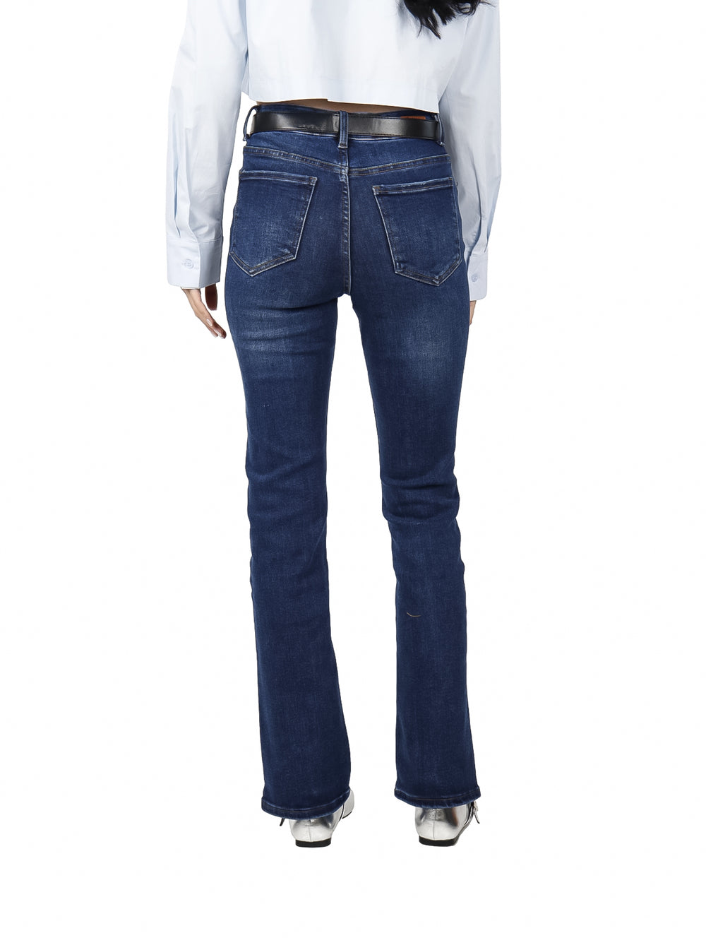 Mujer vistiendo pantalones de mezclilla azul oscuro de corte recto.