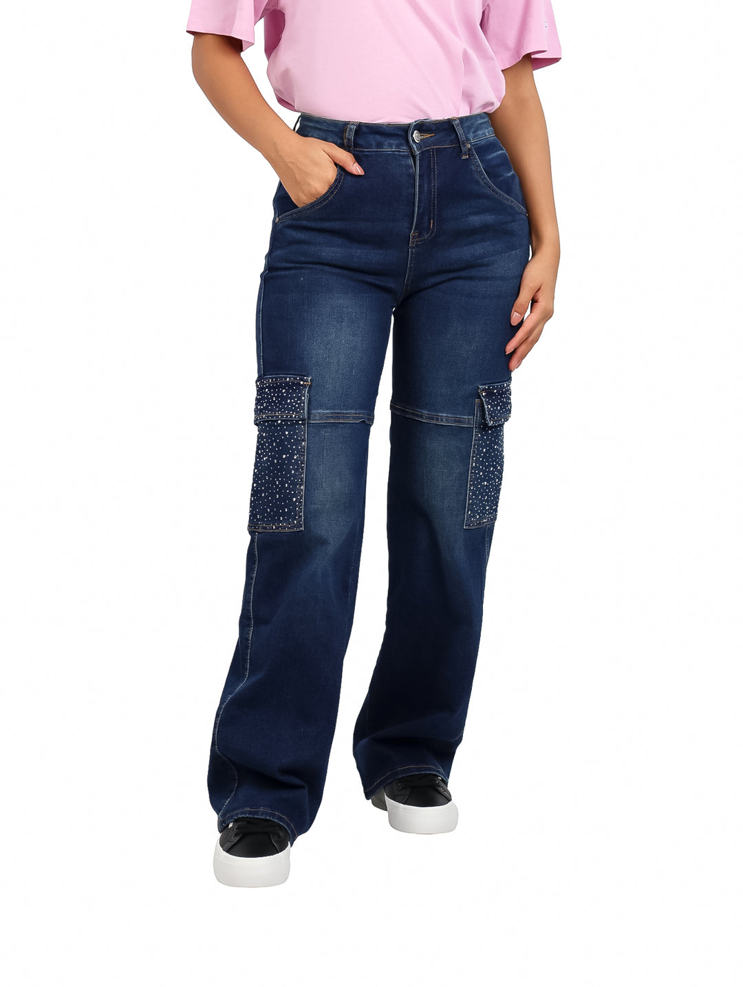 Pantalón ancho de mezclilla azul oscuro con aplicaciones de piedras brillantes en los bolsillos laterales.