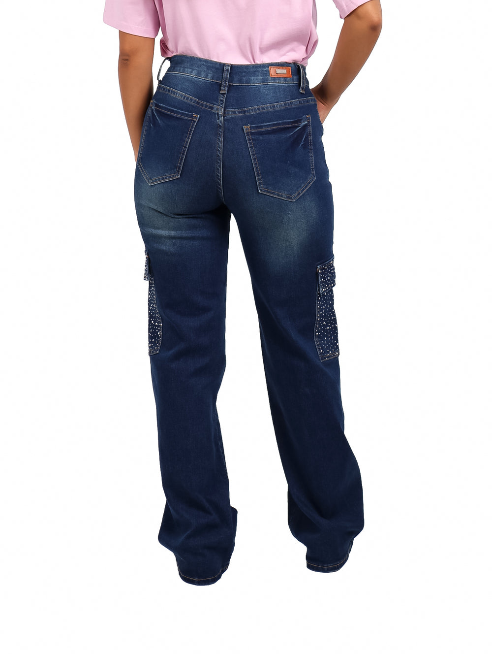Pantalón ancho de mezclilla azul oscuro con aplicaciones de piedras brillantes en los bolsillos laterales.