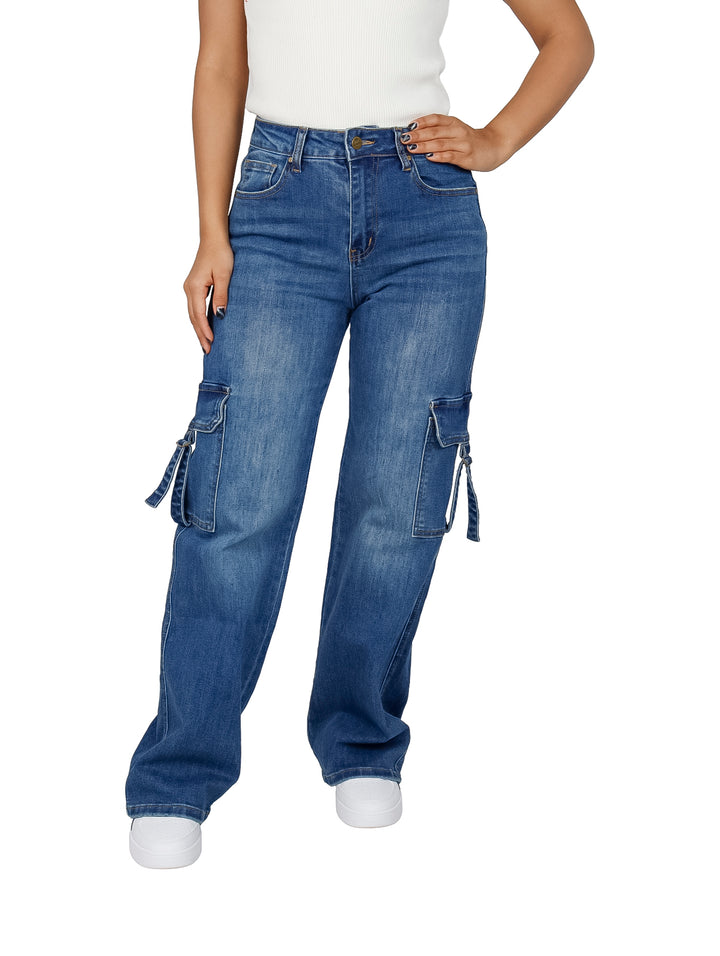 Pantalón cargo de mezclilla azul con bolsillos laterales y detalles de correas, usado por una mujer.