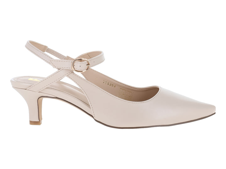Zapato de tacón bajo color beige con correa ajustable y hebilla dorada, punta cerrada.