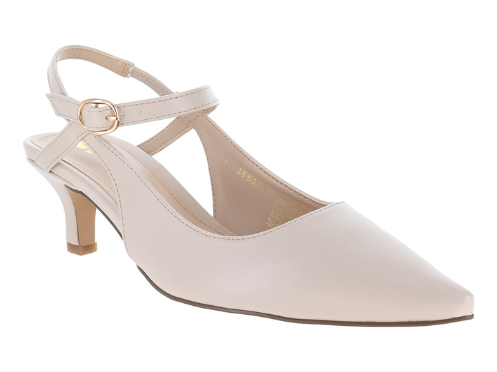Zapato de tacón bajo color beige con correa ajustable y hebilla dorada, punta cerrada.