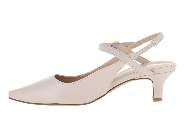 Zapato de tacón bajo color beige con correa ajustable y hebilla dorada, punta cerrada.