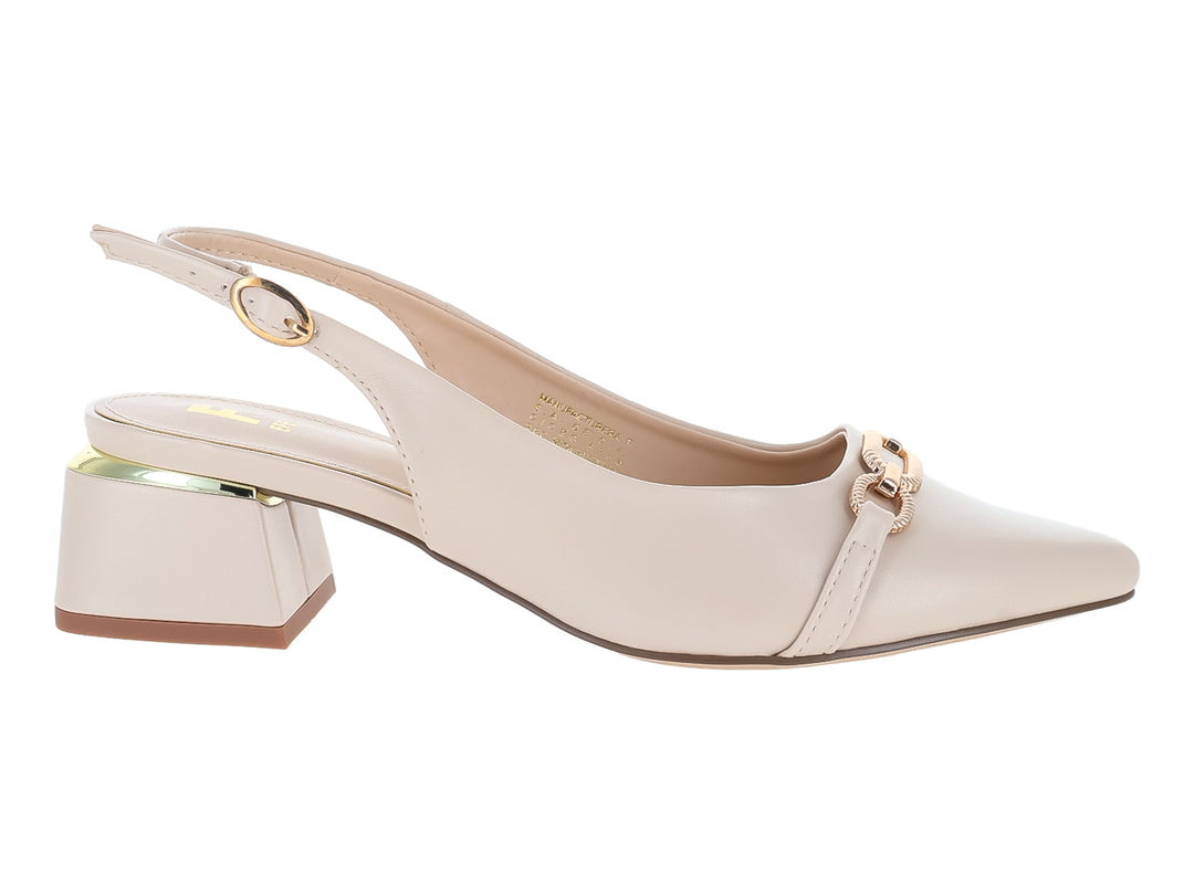 Zapato beige de tacón cuadrado con correa trasera y detalle dorado frontal.