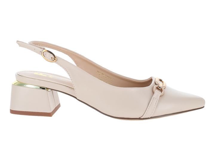 Zapato beige de tacón cuadrado con correa trasera y detalle dorado frontal.