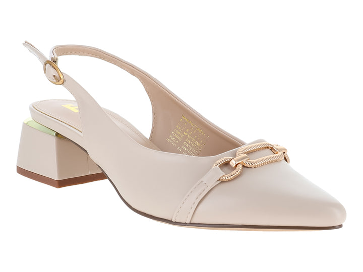 Zapato beige de tacón cuadrado con correa trasera y detalle dorado frontal.