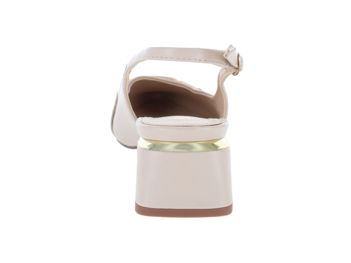 Zapato beige de tacón cuadrado con correa trasera y detalle dorado frontal.