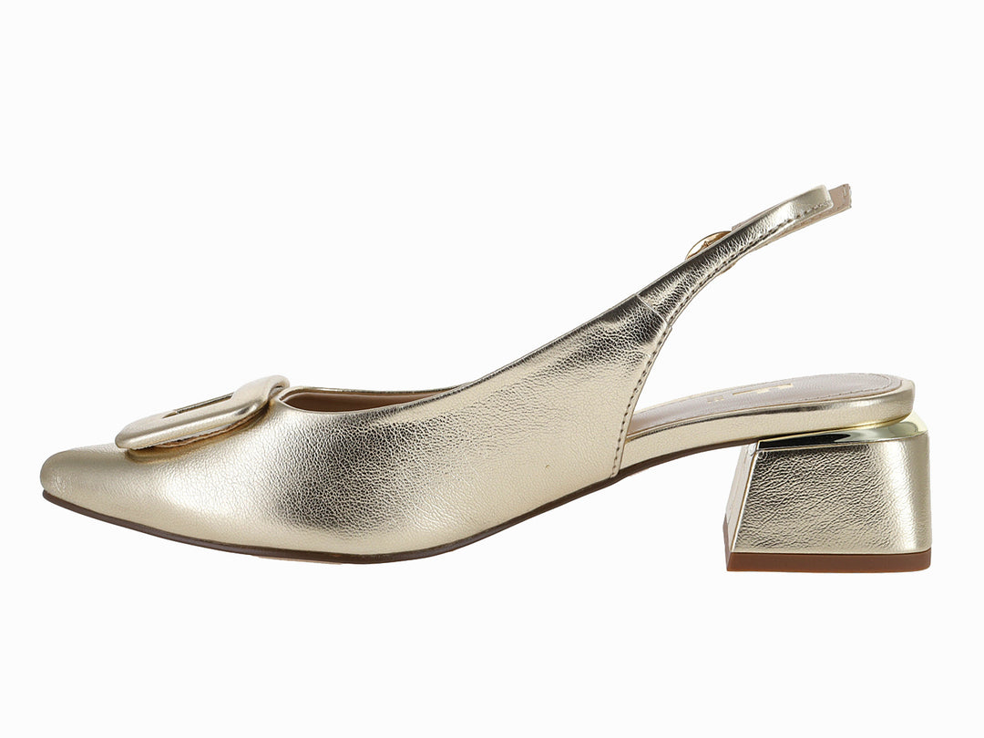 Zapato dorado estilo slingback con tacón cuadrado y hebilla decorativa en la punta.
