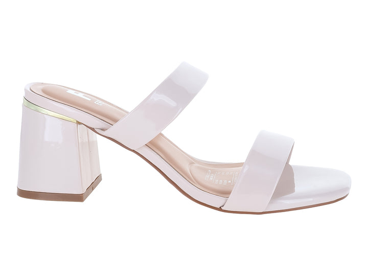 Sandalias color nude con tacón cuadrado y acabado brillante.