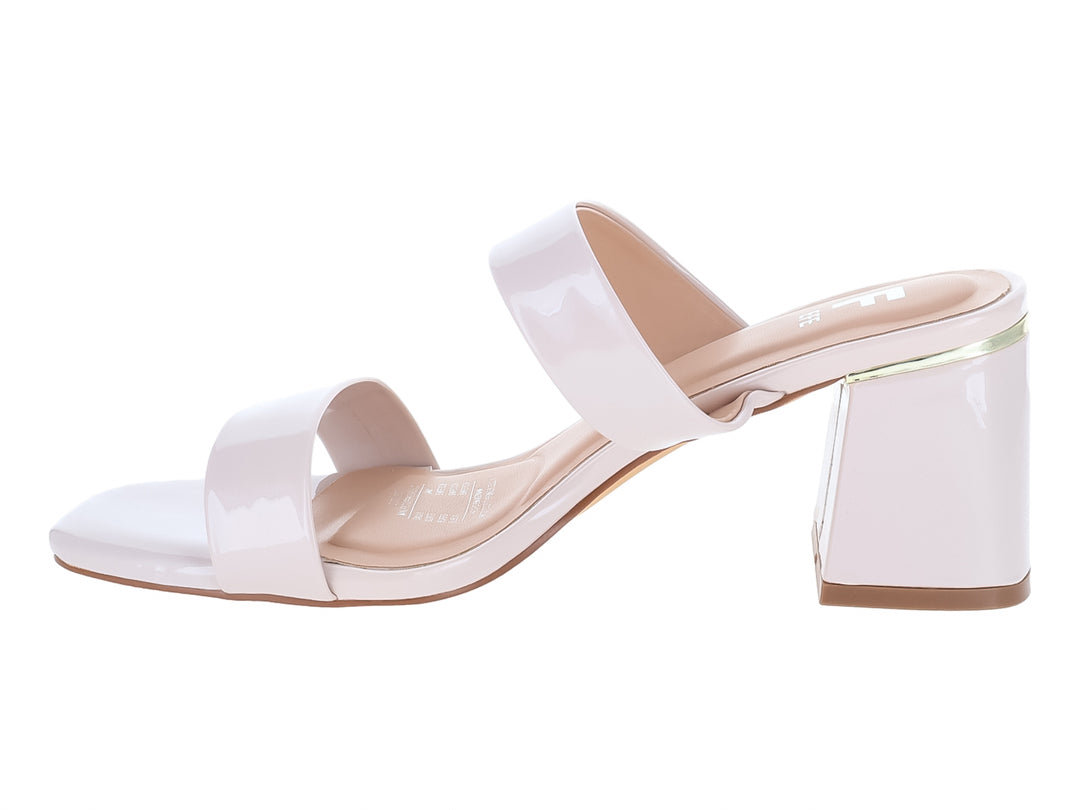 Sandalias color nude con tacón cuadrado y acabado brillante.