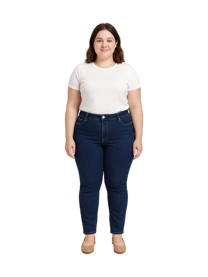 Mujer vistiendo pantalones jeans skinny de color azul oscuro y una camiseta blanca.